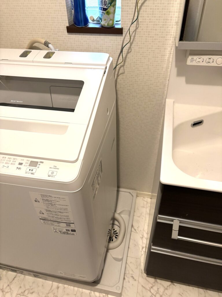 洗濯機横のスキマと防水パンの段差がわかる写真