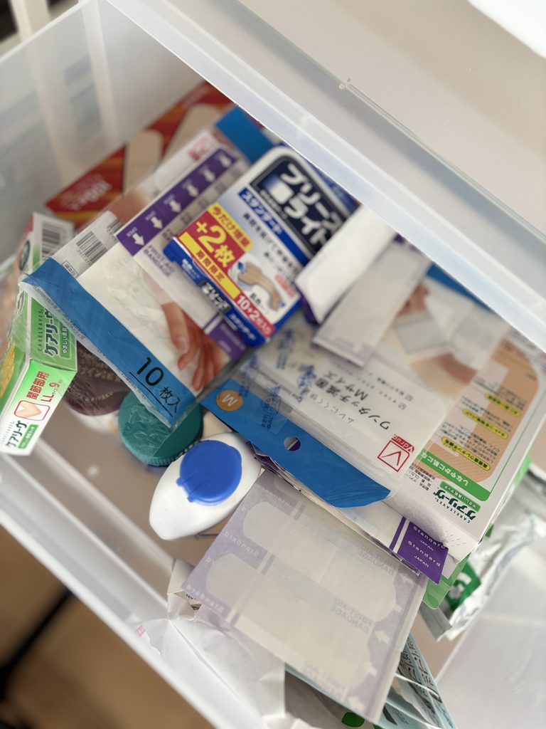 薬の箱や袋が重なって収納されている整理前の引き出し