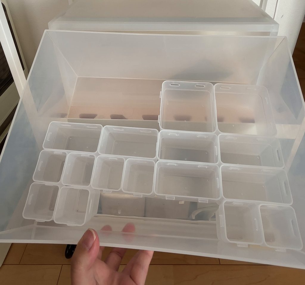 無印良品の小物収納ケースの引き出しに、セリアの整理カップを組み合わせて並べた様子