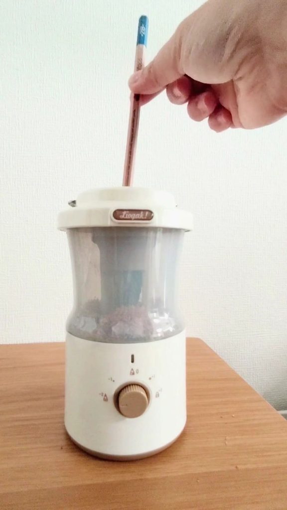 トガリターン、鉛筆を削る様子